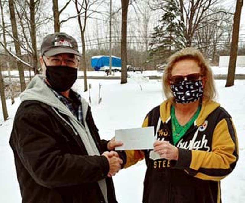 Dave Pursel, left, presents Linda
Culpepper, LAFB PR manager, checks
worth $3,500 for the LAFB.